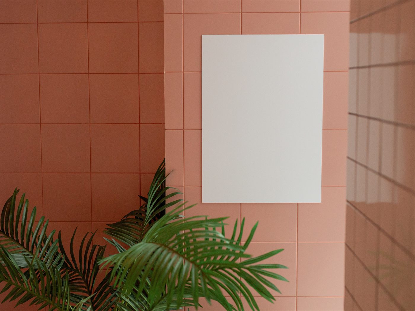 Αφίσα με QR code για έκπτωση 10% στην πρώτη παραγγελία, σε τοίχο καταστήματος με πλακάκια τερακότα